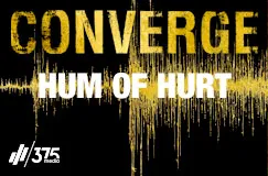Text: "CONVERGE HUM OF HURT". Gelbe Schrift auf schwarzem Hintergrund, zentral platziert. Audioschwingungen visualisiert.