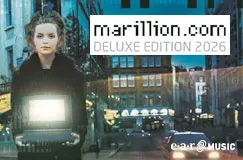 "marillion.com DELUXE EDITION 2026" Text und earMUSIC-Logo. Eine Person mit leuchtendem Laptop steht in einer urbanen Szene.
