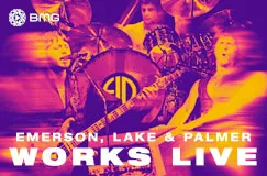 "EMERSON, LAKE & PALMER. WORKS LIVE" mit drei Musikern in dynamischer Pose und einem Schlagzeug im Hintergrund.