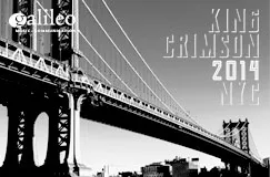 "King Crimson 2014 NYC" und "Galileo-Logo" links oben. Schwarz-weiße Ansicht einer Brücke über der Skyline von NYC.