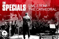 "The Specials Live from the Cathedral", Musiker auf Bühne, schwarz-weiße Szenerie, roter Himmel, Publikum im Hintergrund.
