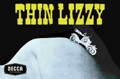 "THIN LIZZY" in gelber Schrift. Illustration: Oldtimer auf kurviger Oberfläche, dunkler Hintergrund.