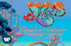 Es steht: "YES: JERSEY CITY - 17 JUNE 1976 ROOSEVELT STADIUM". Buntes, surreales, farbenfrohes Logo auf himmelblauem Hintergrund.