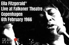 Ella Fitzgerald, Live at Falkoner Theatre, Copenhagen, 6th February 1966. Schwarz-Weiß-Foto von Sängerin mit Mikrofon.