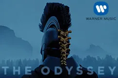"The Odyssey". Ein Krieger mit Helm, Rückenansicht, vor blauer Landschaft. Warner Music Logo oben rechts.