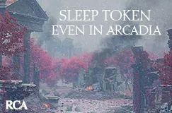 Text: "SLEEP TOKEN EVEN IN ARCADIA".  
Illustration von Ruinen mit roten Bäumen und Rauch. Unten links: RCA-Logo.