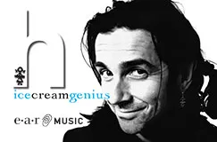 Texte: icecreamgenius, e-a-r MUSIC. Schwarz-weiße Illustration eines Mannes, der leicht lächelt.