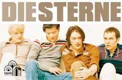 Text: "DIE STERNE, POSEN." Vier Männer sitzen nebeneinander, casual gekleidet. Ein Logo links unten.