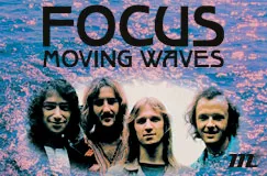 Text: "FOCUS MOVING WAVES". Vier Männer lächeln, rosa Wasser-Hintergrund.