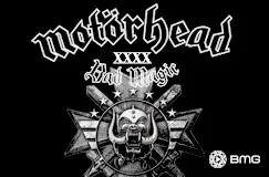 „Motörhead Bad Magic“ in gotischer Schrift, darunter ein fantasievolles Emblem mit einem Warpig-Design.