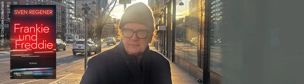 Links der Text: "SVEN REGENER Frankie und Freddie ROMAN". Rechts ein Mann mit Brille und Mütze in einer Stadtstraße bei Sonnenuntergang.