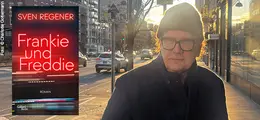 Links der Text: "SVEN REGENER Frankie und Freddie ROMAN". Rechts ein Mann mit Brille und Mütze in einer Stadtstraße bei Sonnenuntergang.