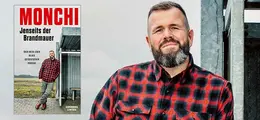 Buch „MONCHI: Jenseits der Brandmauer“; Mann in kariertem Hemd vor einer Metallstruktur.