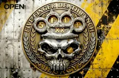 "FIVE FINGER DEATH PUNCH" in einem runden Logo mit Totenkopf auf Metallhintergrund mit gelben Streifen.