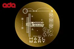 Text: "PROJECT HAIL MARY". Goldene Platte mit Weltraumdesign, darunter Raumstation und stilisierte Menschen. Links oben rotes "ada" Logo.