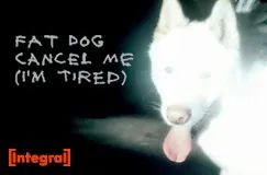 Text: "FAT DOG CANCEL ME (I'M TIRED)". Ein weißer Hund mit heraushängender Zunge, daneben ein orangenes Integral-Logo.