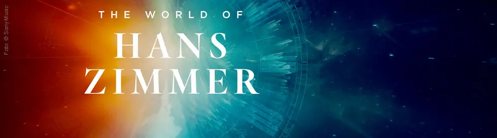 Text: "THE WORLD OF HANS ZIMMER". Farbverlauf von orange zu blau, mit einem kosmischen, sphärischen Hintergrund.