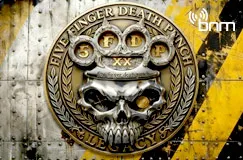 Der Text "Five Finger Death Punch" umgibt einen metallischen Totenkopf mit Schlagring und Lorbeerkranz auf einem gelben Hintergrund.