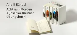 "Alle 5 Bände! Achtsam Morden + Joschka-Breitner-Übungsbuch." Fünf Bücher in einem Schuber, ein Buch geöffnet davor.