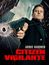"ARMIE HAMMER", "CITIZEN VIGILANTE". Ein Mann in einem schwarzen Mantel zielt mit einer Pistole, daneben eine zersplitterte Scheibe.
