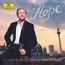 „Hope“, Zürcher Kammerorchester, Daniel Hope. Mann mit Geige, Fernsehturm, Himmel mit Abendstimmung.