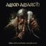 "Amon Amarth," "The Allfather Awakens." Ein Wikinger mit Helm, blutigem Gesicht, Dolch und Trinkhorn. Dramatische Darstellung.