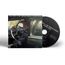 "Neil Young & The CHROME HEARTS - SECOND SONG." Ein Mann sitzt am Steuer in einem Auto, daneben eine CD.