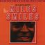 Titel "MILES SMILES" vom Miles Davis Quintet auf rotem Hintergrund. Darunter lächelt ein Gesicht dezent.