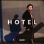 Text "HOTEL" mit einer Person, die einen Gitarrenkoffer hält. Subtile und minimalistische Farbgestaltung.