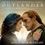 "Original Television Soundtrack: Season 8. Outlander - The Series. Music by Bear McCreary." Zwei Personen, Stirn an Stirn.