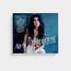"Amy Winehouse Back to Black" in großen Buchstaben. Frau mit dunklen Locken, weißem Kleid, rotem Band sitzt vor dunklem Hintergrund.