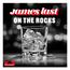 "James Last: On the Rocks" in weißem Text. Ein Glas mit Eiswürfeln vor verschwommenem Hintergrund. Unten links ein rotes Logo.