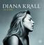 "Diana Krall, Live in Paris" – Profil einer Frau mit geschlossenen Augen und wehenden Haaren vor grauem Hintergrund.