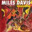 Text: "MILES DAVIS RUBBERBAND". Abstrakte Malerei in kräftigen Rot-, Gelb- und Orangetönen.