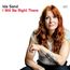 Ida Sand, I Will Be Right There. Frau mit roten Haaren, weißem Top, einem Arm-Tattoo.