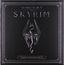 „The Elder Scrolls V: Skyrim“ steht oben. Unten „Ultimate Edition Vinyl Box Set“. Dazwischen ein stilisiertes Drachenlogo.