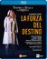 "Teatro alla Scala, Giuseppe Verdi, La Forza del Destino". Eine Frau in weißem Mantel steht singend auf einer Bühne.