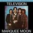"TELEVISION" oben, "MARQUEE MOON" unten. Vier Personen stehen nebeneinander und schauen ernst.