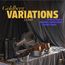 "Goldberg Variations J.S. Bach" in großen Buchstaben. Darunter Musikinstrumente: Saxophon, Akkordeon, geöffnetes Cello-Etui.