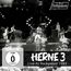 HERNE 3 Live At Rockpalast 1983. FSK ab 0 freigegeben. Schwarze Bühne, Band spielt, Publikum im Vordergrund, Kameras filmen.