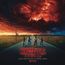 "Stranger Things", "Music from the Netflix Original Series". Kinder auf Fahrrädern unter dramatischem roten Himmel.