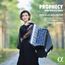 „PROPHECY“, „TÜÜR KÕRVITS VASKS“, „KSENIJA SIDOROVA“, „ESTONIAN FESTIVAL ORCHESTRA“, „PAAVO JÄRVI“. Frau mit Akkordeon auf Waldweg.