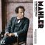 "SYMPHONY NO. 5, MAHLER, ON PERIOD INSTRUMENTS" steht neben einem Mann im Anzug mit Fliege vor einer marmorierten Wand.