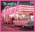 "The world is Pink" in großer Schrift; Retro-Szene mit Oldtimern und einem Diner im rosa Licht.