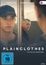 "PLAINCLOTHES" - Ein Film von Carmen Emmi. FSK ab 16. Zwei Männer, einer mit Baseballkappe, im Gespräch.