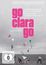 "Go clara go" in pink. Darunter: "ein film von sylvie kürsten". Fünf Personen auf Feld mit Flugdrachen.