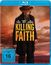 Texte: Guy Pearce, DeWanda Wise, Bill Pullman, KILLING FAITH, FSK 16 beantragt. Ein Western-Mann mit Hut und Gewehr.