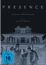 Text: "PRESENCE Regie Steven Soderbergh Drehbuch David Koepp". Ein invertiertes Bild von Menschen vor einem großen Haus.