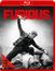Roter Text "THE FURIOUS", ein Mann schwingt einen Hammer in einem actionreichen Kampf, Schwarz-Weiß.