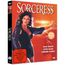 Filmcover mit Texten: „SORCERESS“, „Nicht freigegeben unter 18 Jahren“. Frau vor rotem Hintergrund mit Blitzen.